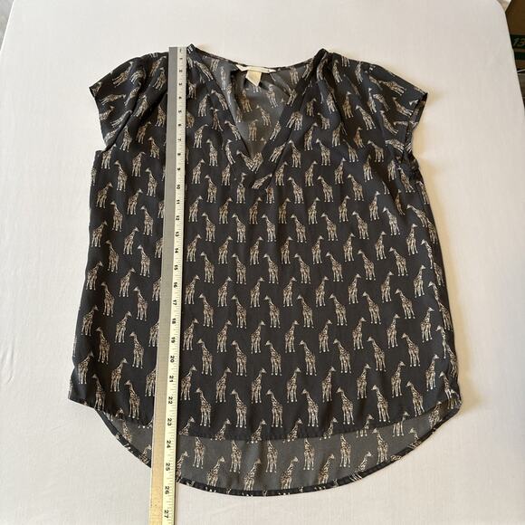 H&M Conscious Women's 6 Giraffe Print Pintuck V Neck Gray Blouse Business Office - Picture 8 of 9